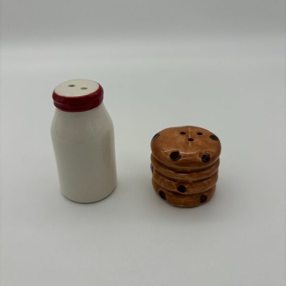 Cracker Barrel Salt Pepper Shakers Bottle Milk & Cookies UNUSED Home Decor - Picture 3 of 6